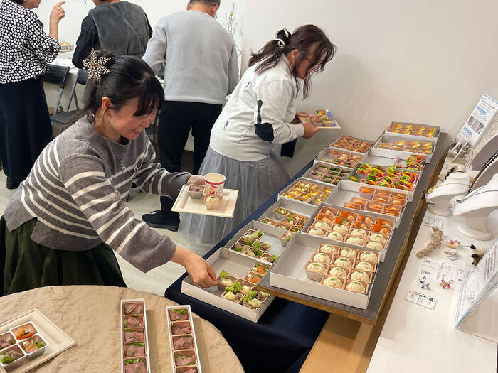 1800X450の会議テーブルに7箱が1列に並びましたが、2列並べるためには奥行きが必要です。