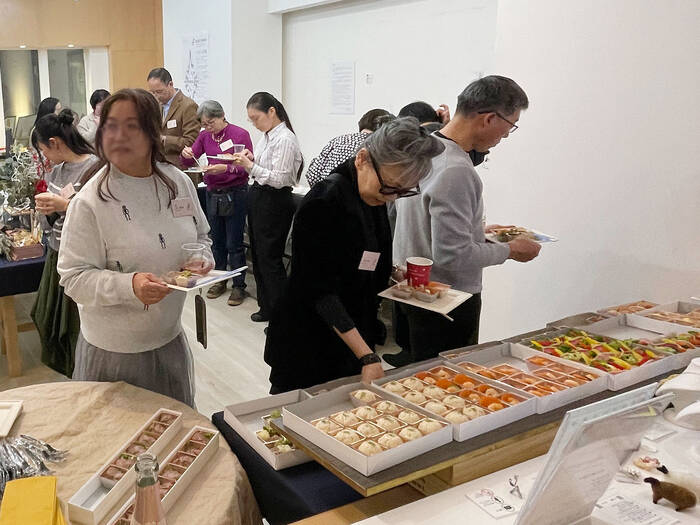 2列目は木箱の上に板を渡してレイアウトしました。