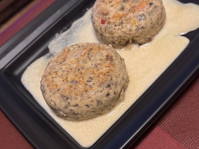 魚には見えませんがフワッフワの魚料理でした