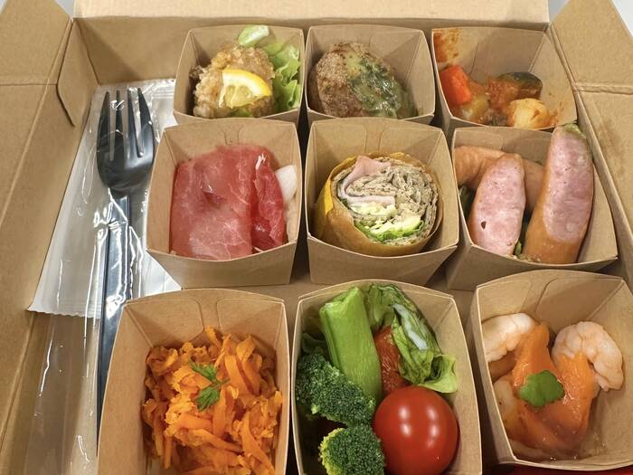 お手拭きと紙ナプキン、フォークが入っていて配膳しやすい◎