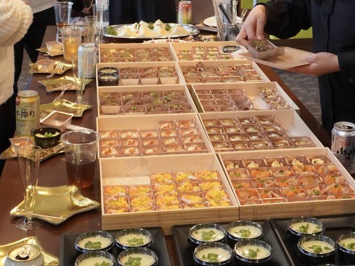 立食式でしたが、小分けになっているので取りやすかったです。