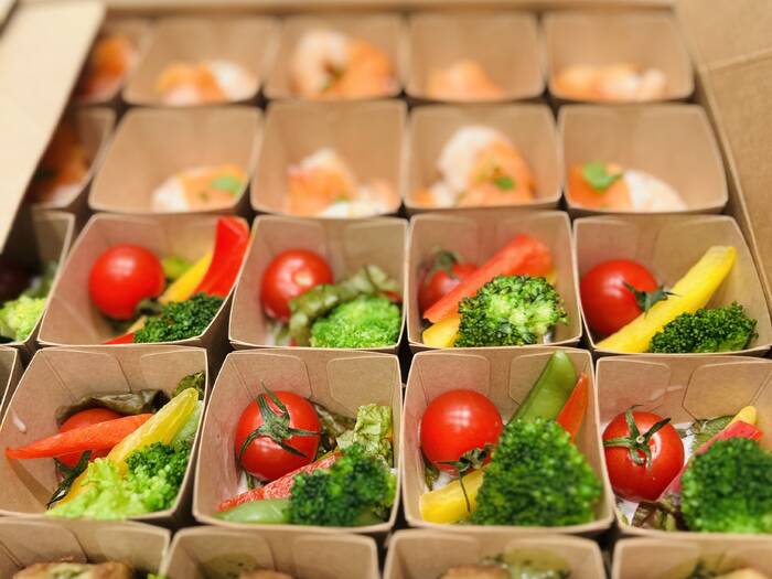 色鮮やかな野菜とサラダが小分けされ、見た目も華やかでヘルシーに楽しめる一品。