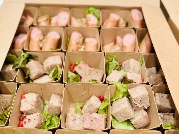 お肉系の前菜や軽食が中心で、食べ応えがありつつも上品に仕上げられたラインナップ。