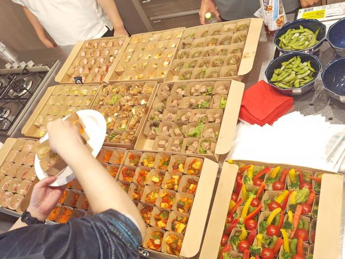 イベント準備中、商品を開封した写真になります。