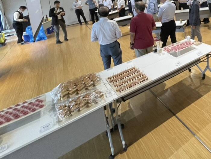スタッフはお一人でしたが手際よく準備されてました。ハンバーガーやお寿司、お肉もあり満足です