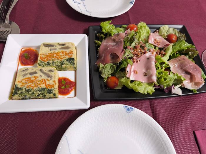 サラダとオムレツが一緒盛りで綺麗なのでこのまま並べました
