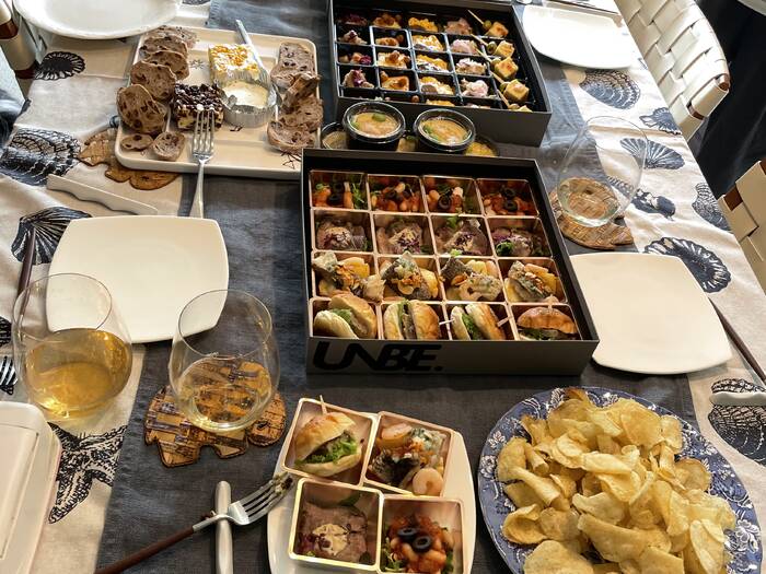 ポテトチップスとチーズプレートは別に用意しました。