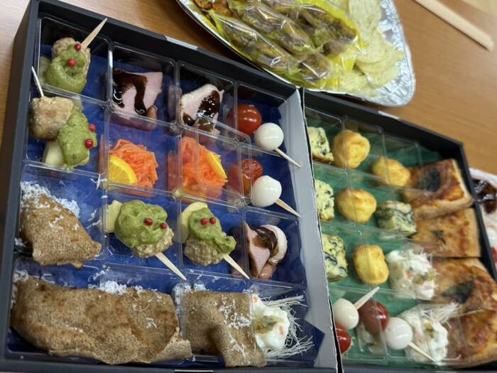 24名分発注したので、座った席の人が食べやすいよう自分たちで取り分けた後の写真です