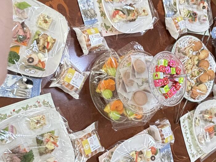 カップのままお皿に乗せましたがお皿に盛るよりも食べやすかったです。全て美味しかったです!