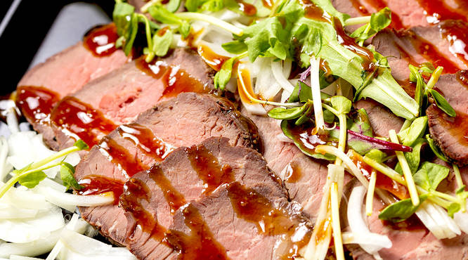 ヘルシーな赤身肉の王様！本格ソースのローストビーフ