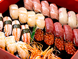 鮮魚で握る折箱の寿司