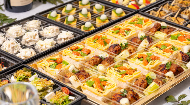 豪華な金の容器に、メインや主食は大きめ小鉢にてお届けします