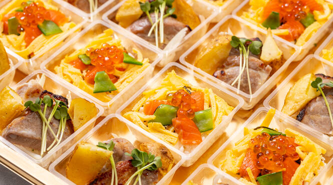 彩り華やかに、メインや主食は大きめの小分けカップでお届けしています。