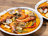 伝統的なスペイン料理も楽しんで