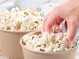 “ポップコーン”そのまま手で!