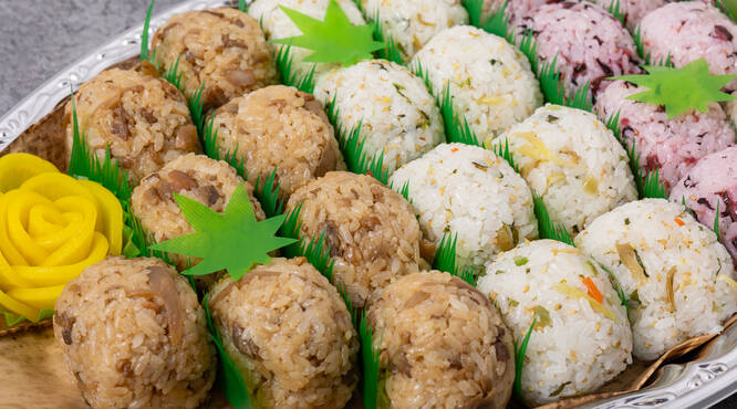 名物”鶏めし”おにぎり