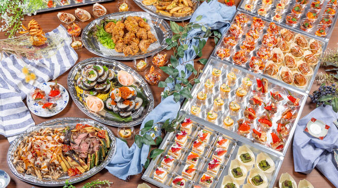 テーブルを彩る多種多様なお料理ラインナップ