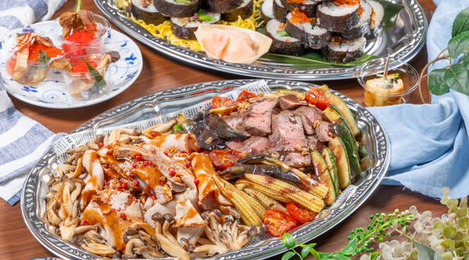 テーブルを彩る多種多様なお料理ラインナップ