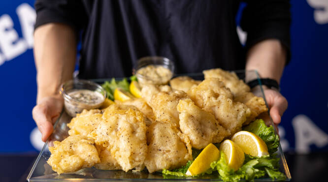 伊豆漁港から仕入れる鮮魚で毎日揚げるフィッシュフライ！2種の自家製タルタルが人気です