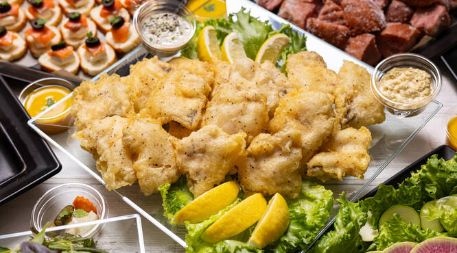 三田駅徒歩5分に実店舗を構えるSEA MEALS！ビールに合うメニューをご提供しています