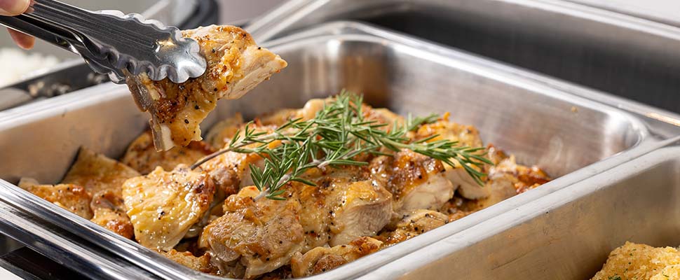 温かいお料理で会場を盛り上げます