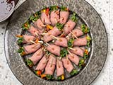 取り分けしやすい華やかな前菜と温かいメイン料理の魅力