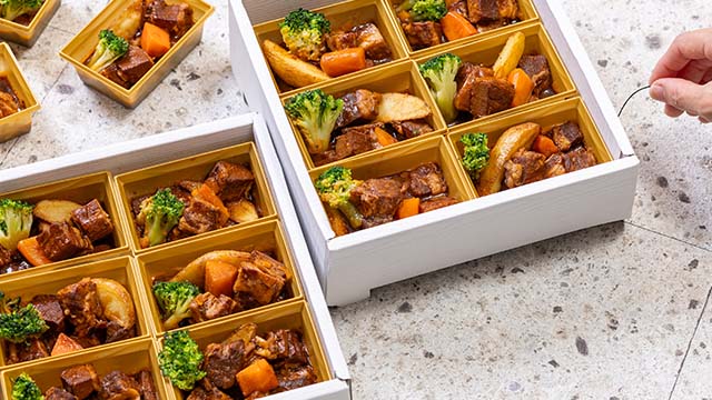 温かい肉料理で会場の雰囲気も温めます!