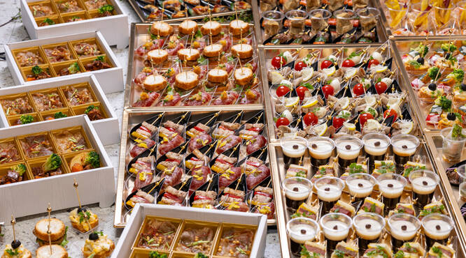 華やかな小分けスタイルオードブル