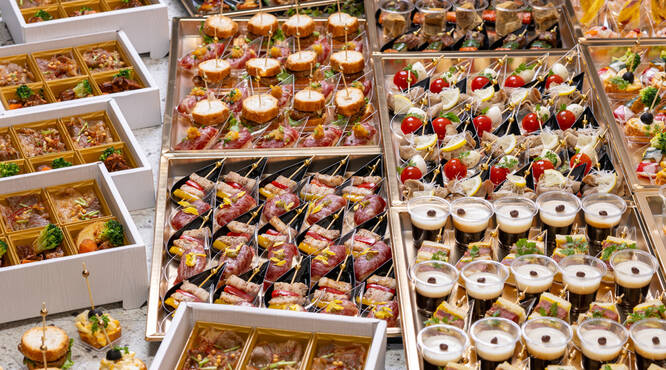 前菜・メイン・温製肉料理・デザートまで楽しめるボリューム満点フルコースです