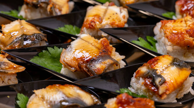 鰻の押し寿司もおしゃれの雫型のスプーンでワンランクUP