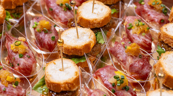 華やかな小分けスタイルのお肉料理をお楽しみ頂けます。