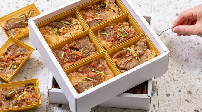 温かい黒毛和牛のカルビ丼は会場で紐を引くだけ。蒸気で70℃まで加熱します。