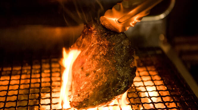 炭火でじっくりと焼くお肉料理