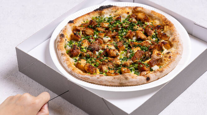 温製容器にてお届け！紐を引っ張って熱々ピザに！