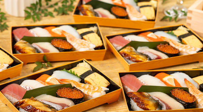 お寿司はお一人様ずつ盛り付ける個食か大皿盛りをお選びいただけます