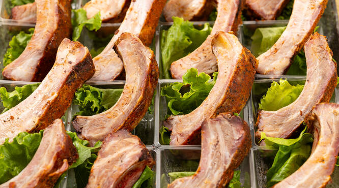 ボリューム満点のBBQスペアリブは人気メニューです