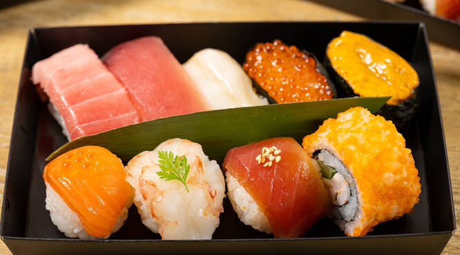 華やかな盛り付けと技が伝わる鮨をお届け