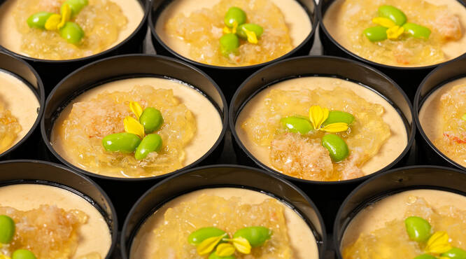 ウニのフラン カニと野菜のジュレ乗せ