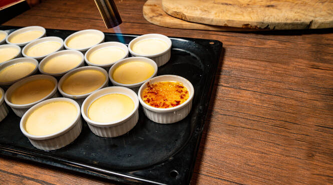 バーナーで仕上げるクレームブリュレ