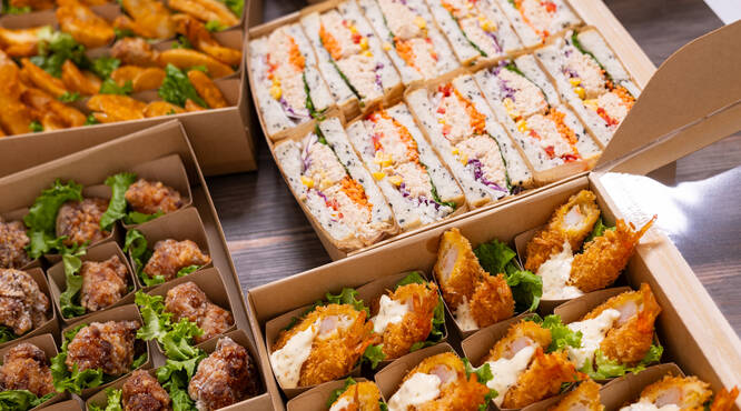 サンドと一緒におかずも楽しめる