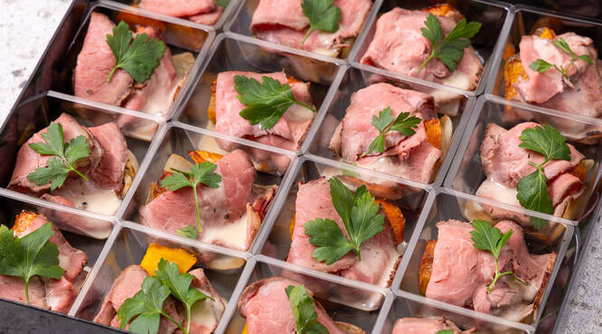 メインは大きな小鉢でお届け!ボリューム感にもこだわりました