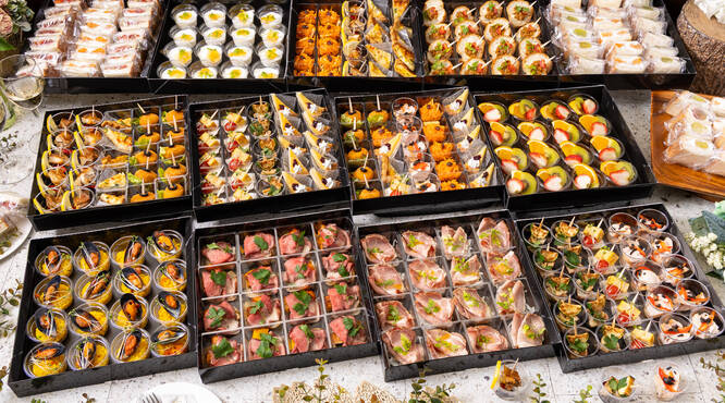 華やかなカフェ飯を品数豊富にお届けします!