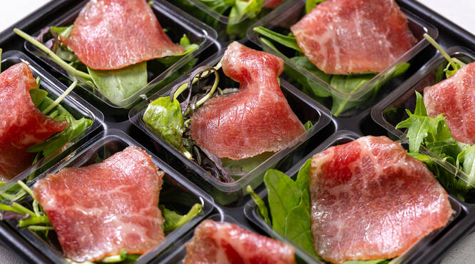 自家製の熟成和牛の生ハムサラダは当店ならでの逸品。自家製ドレッシングと共に。