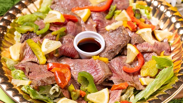 見た目も楽しい卵とお肉の共演