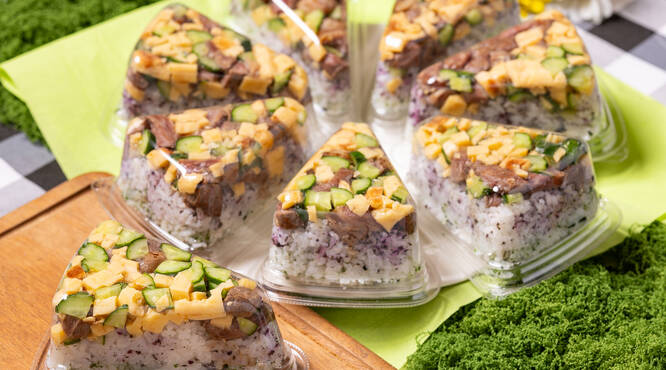 見た目も可愛い！ケーキのような肉ばらちらし