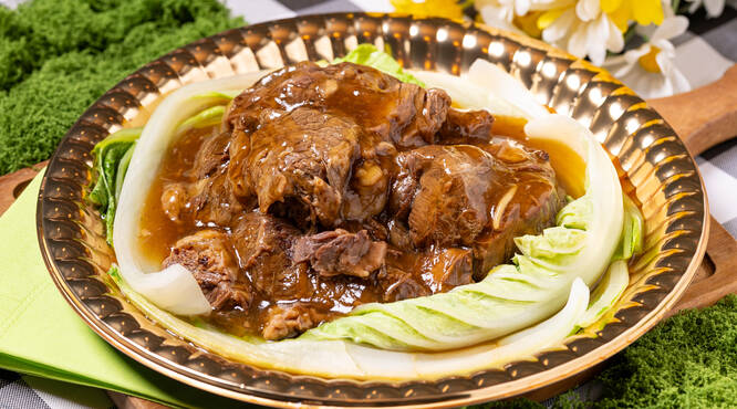 ホロっと崩れる&hellip;とろとろ牛角煮のあんかけファルシ