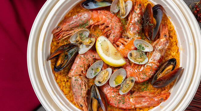 本場スペインのパエリアも顔負けの逸話を持つ「海の幸のパエリア」