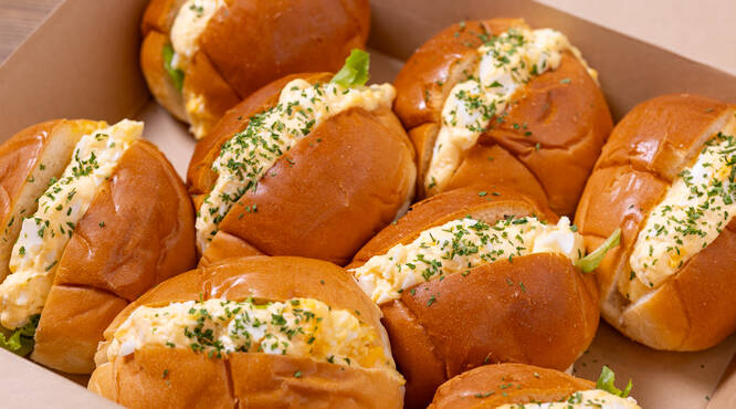 とろとろ玉子のバターロールサンド