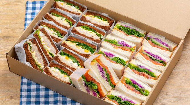 2色のパンを使用し、見た目も華やかに！