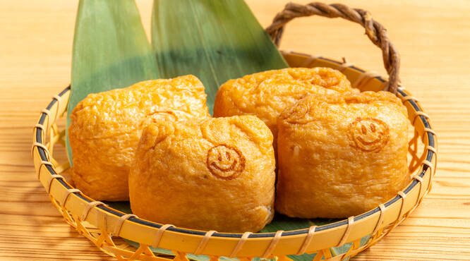 ニコちゃんマークの焼印入りおいなりさん